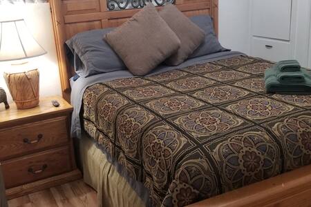 Queen Size Bed/ Hot tub & pool/ Mid Town.