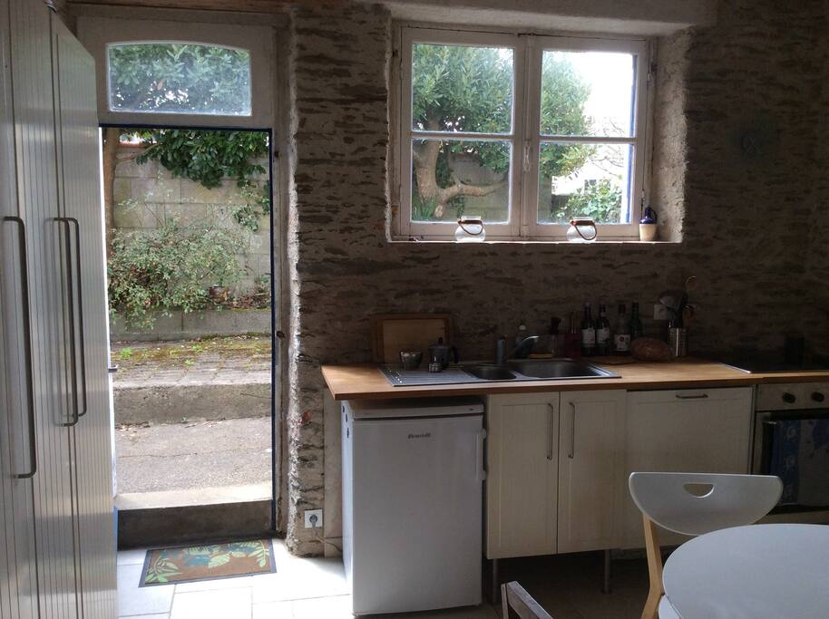 Une cuisine entièrement équipée donnant accès à la terrasse.