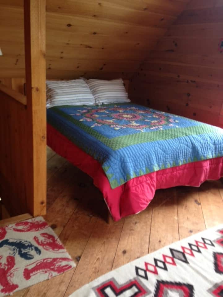 Izba s manželskou posteľou 1, východne so strešným oknom.