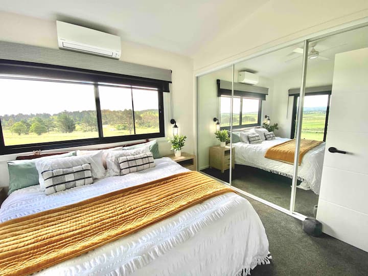 Მთავარი საძინებელი კონდიციონერით, ზედმეტად დიდი დიდი საწოლით, სმარტ-ტელევიზორით, ხედებით დასავლეთით და სამხრეთით ქალაქ ტენტერფილდზე. სრული სიგრძის სარკეები, ვენტილატორი და პირდაპირი წვდომა მთავარ მისაღებ გემბანზე. Იდეალური ადგილია ველური ბუნების დასათვალიერებლად კაშხლებთან.