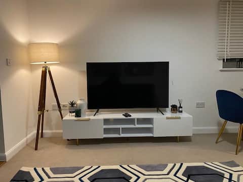 Top Airbnb: 1 Bed Stylish Station Apartment Rochester(Parking) in Medway