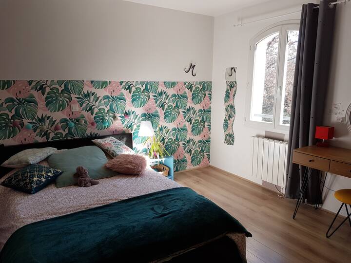 una habitación en el piso del piso. Cama de 140
