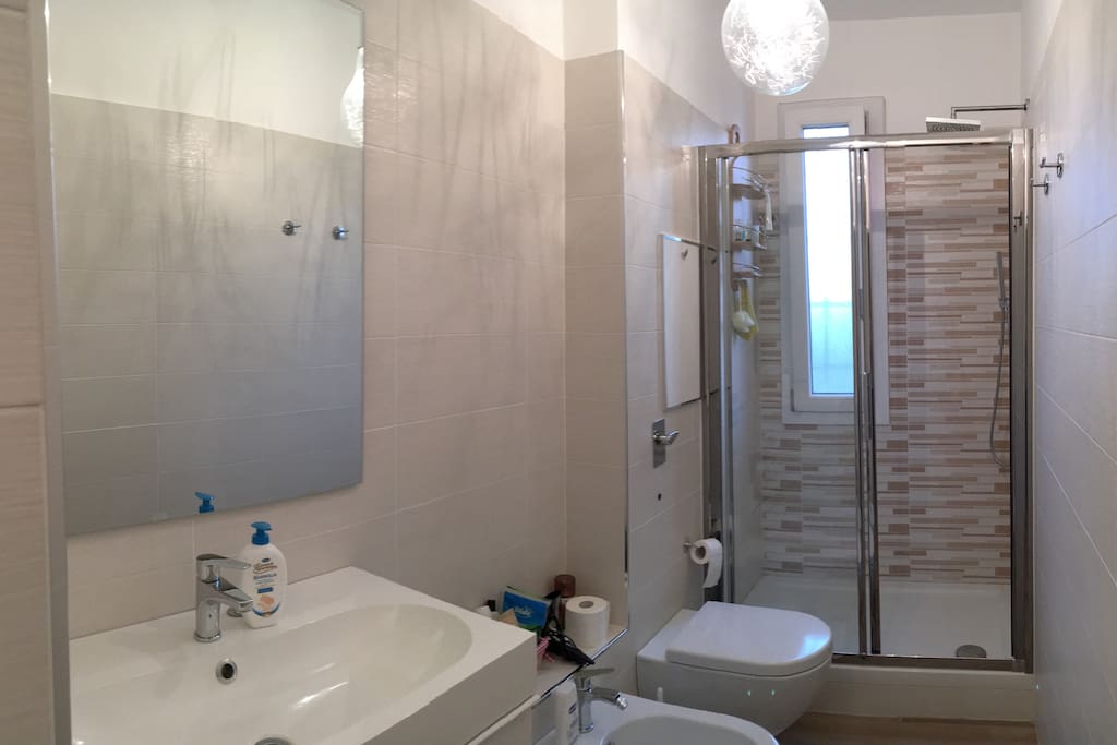 Bagno con ampia doccia
