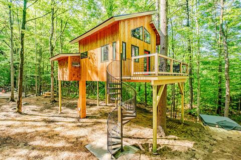 Luxury Year-round Treehouse with private hot tub