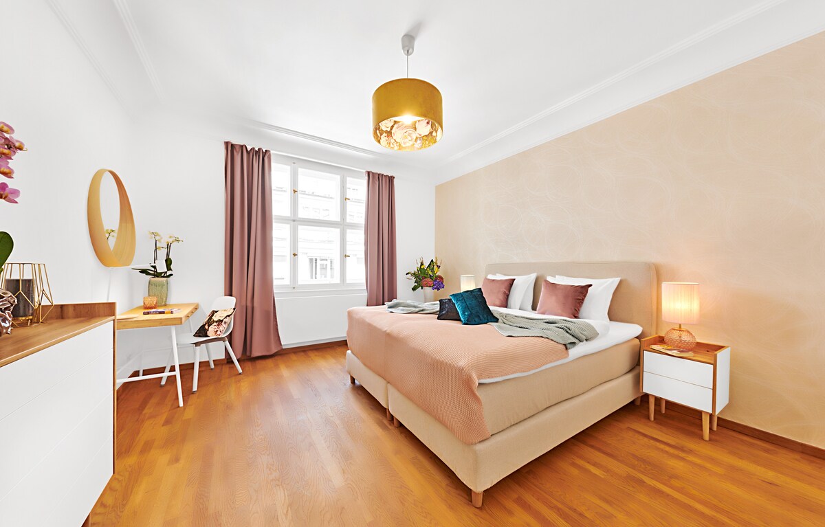  Amplio departamento Old Town Square con colchones y almohadas muy cómodas y camas tamaño king.