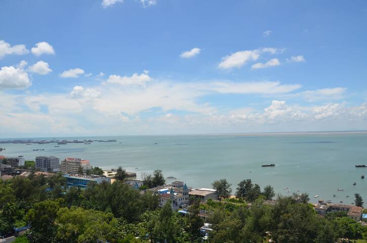 High-level 180-degree sea view room
