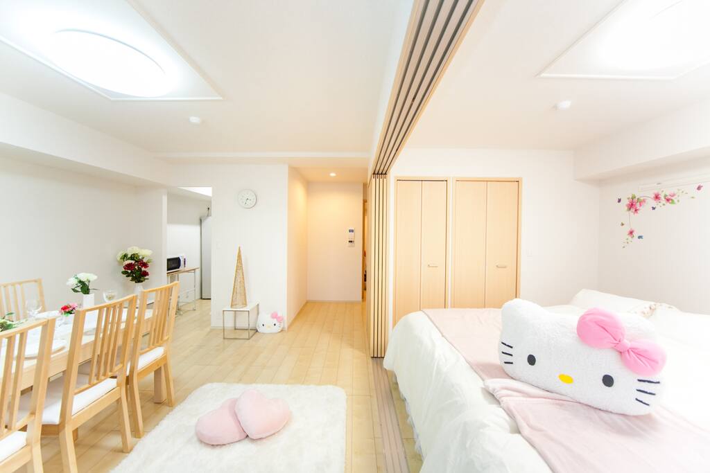 Big room with Kitty.