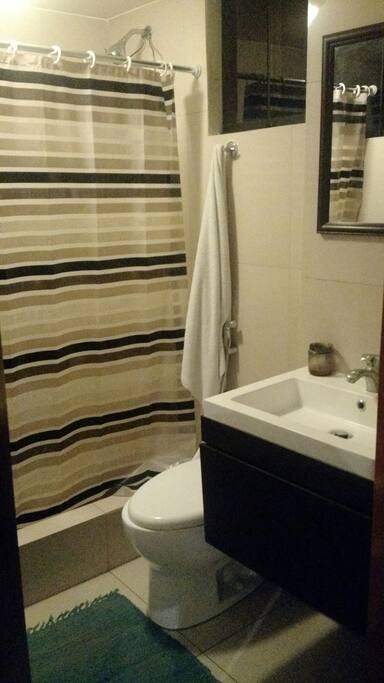 Amplio baño incorporado adentro de la habitacion
