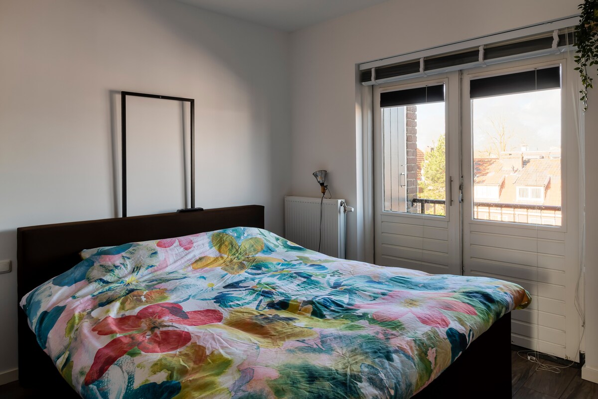 غرفة النوم الرئيسية 180 × 200 مع شرفة في الجانب الجنوبي.