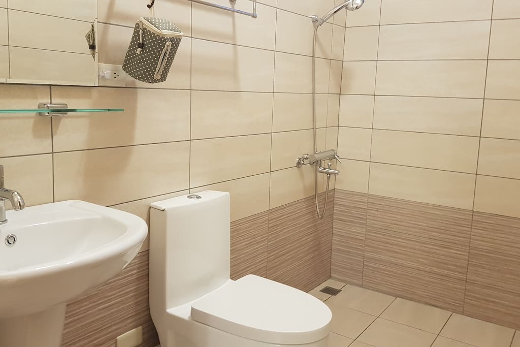 房間一 獨立衛浴 room 1 private bathroom