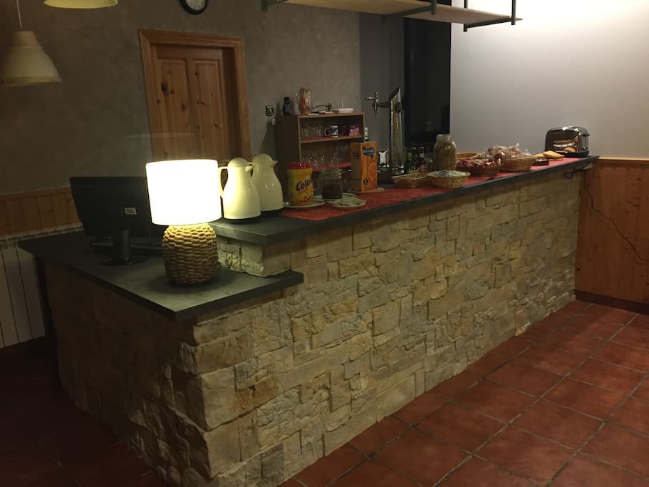 Mostrador bar, con el desayuno buffet, preparado.