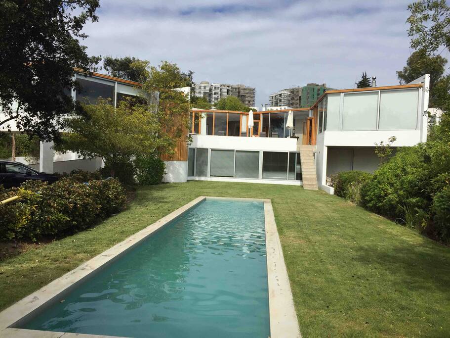La piscina no tiene reja.
