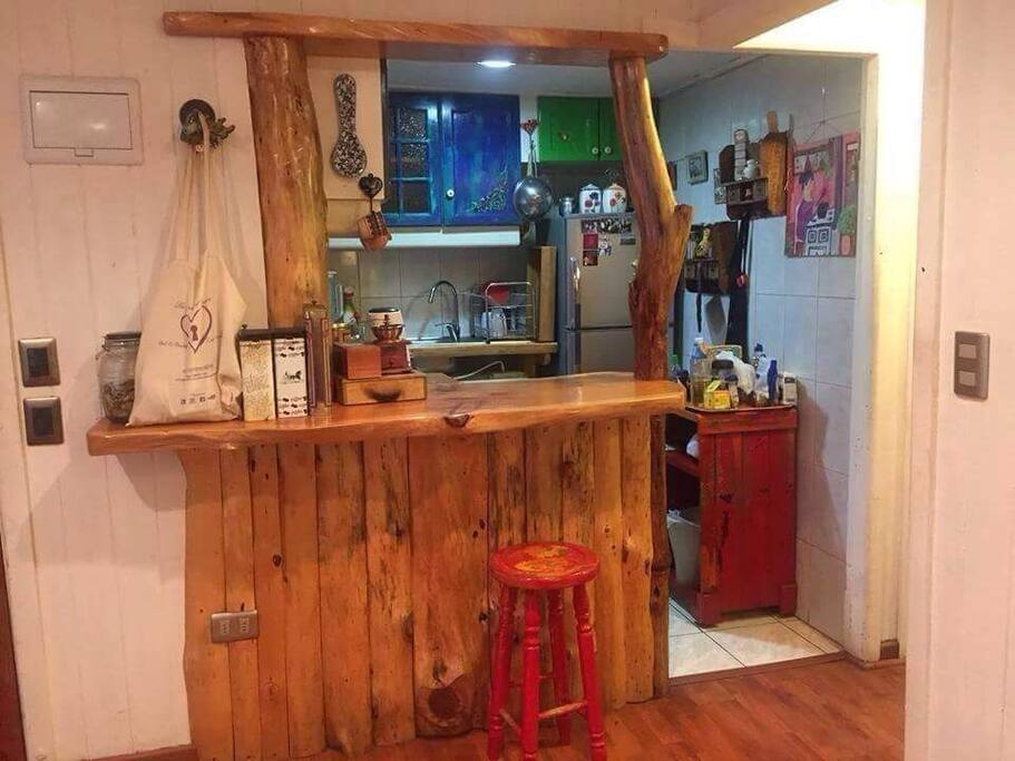 Cocina completamente equipada, diseñada con maderas nobles.