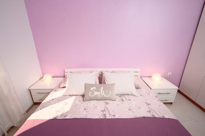 El segundo dormitorio con una cama tamaño queen de 180 x 200 cm.