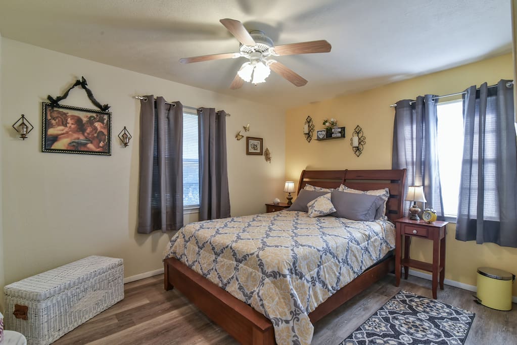 Master Bedroom. Queen bed with new mattress.