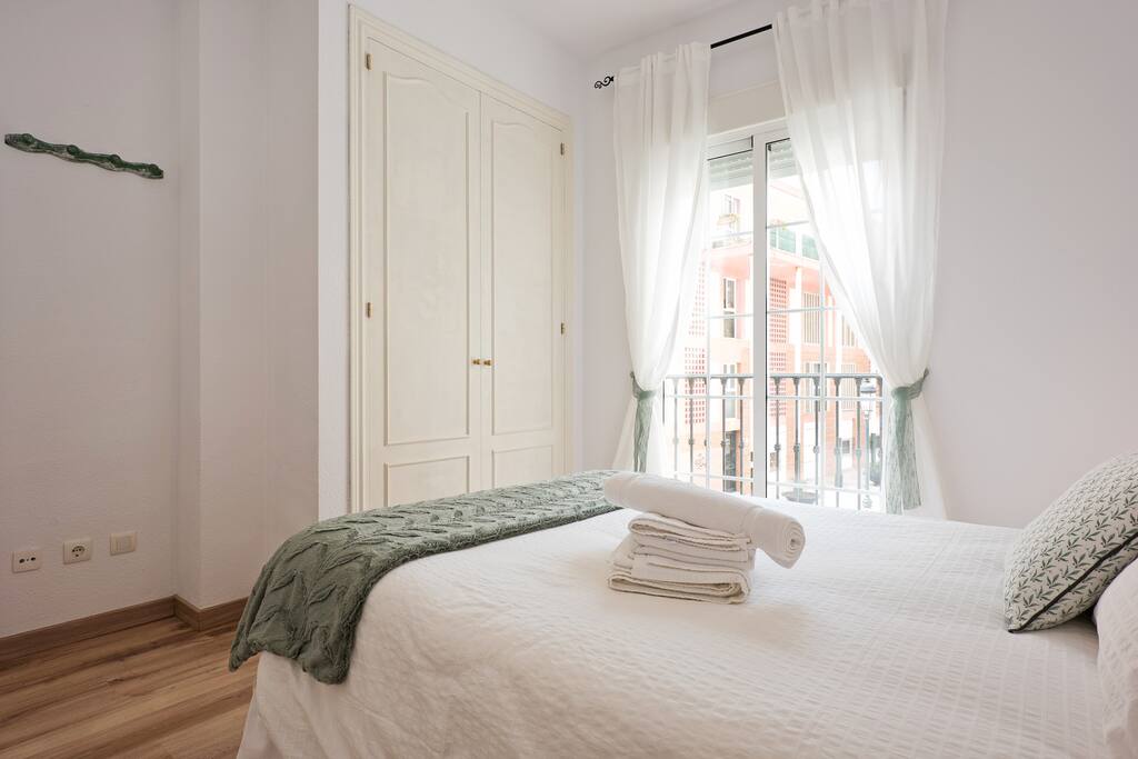 Dormitorio con balcón y armario empotrado