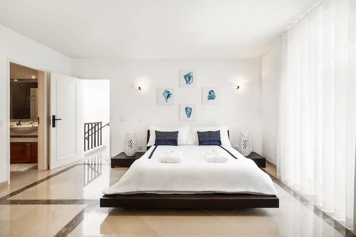 Suite 3
Cama king size, decoração aconchegante e áreas amplas para relaxar. Varanda com vista para o mar também.