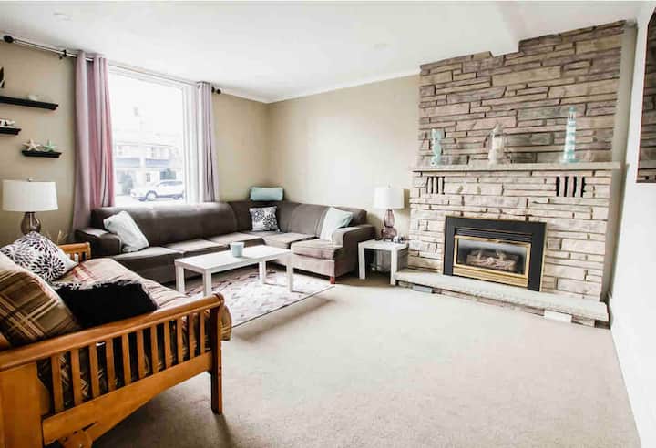 Отпуснете се в просторната всекидневна. Издърпайте дивана и разтегателния диван! Много място за всички! Газовата камина я поддържа приятна през зимата. 60- инчов смарт телевизор 