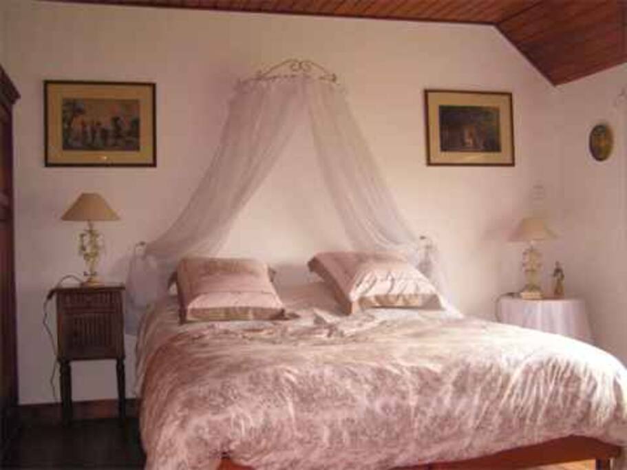 Chambre avec lit électrique de relaxation