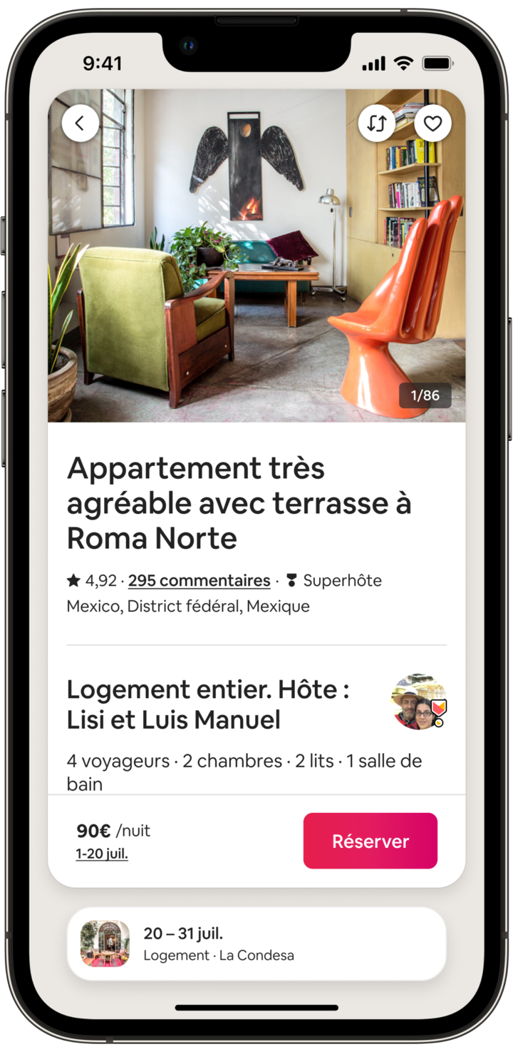 L'écran d'un téléphone portable montre une photo du logement à Roma Norte, ainsi que des informations de réservation utiles. Un bouton invitant le voyageur à « Réserver » se trouve en bas de l'écran.