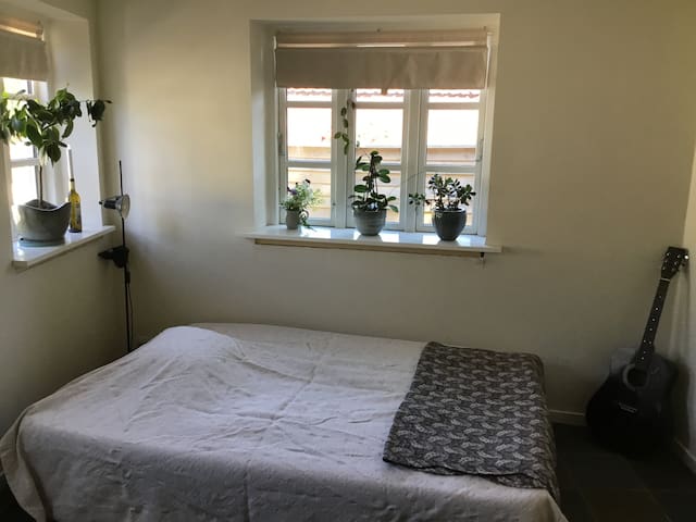 Near airport and Arena, room with private bathroom