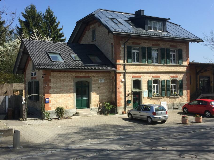 Gesamtansicht Gebäude - Eingänge auf der Rückseite