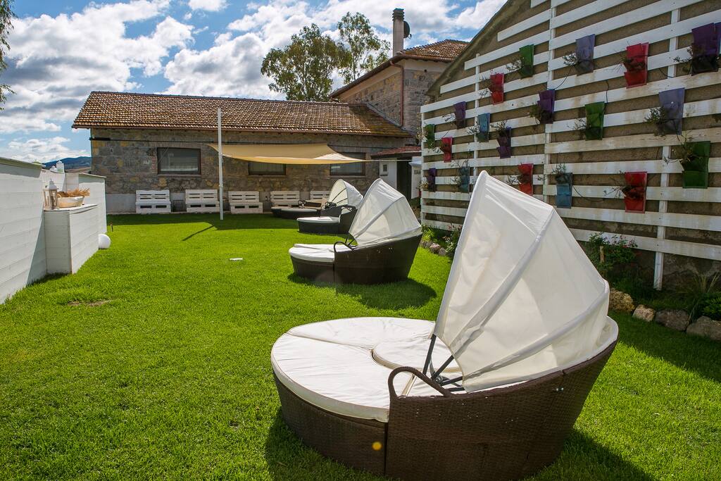 Giardino con piscina
