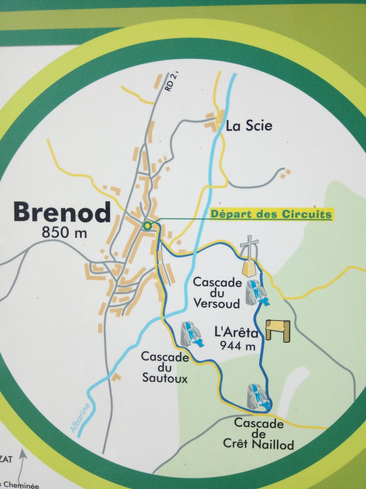 A detailed map is displayed, highlighting the village of Brenod at an elevation of 850 meters. The map features various marked trails and points of interest, including the locations of local waterfalls and hiking circuits, designed to guide visitors in exploring the surrounding area.