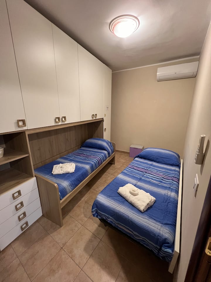 Ова е втората соба и е опремена со два единечни кревета, кои лесно може да се претворат во двојна соба. Собата е опремена со клима уред, телевизор со рамен екран и сите удобности. 