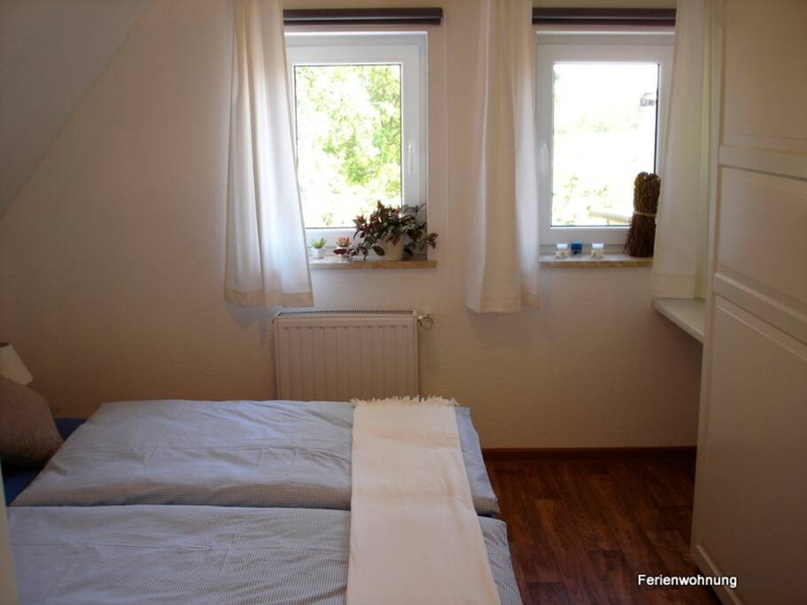 Schlafzimmer mit Doppelbett