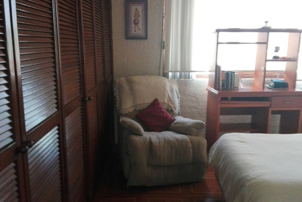 clóset, sillón y escritorio de la recámara 3