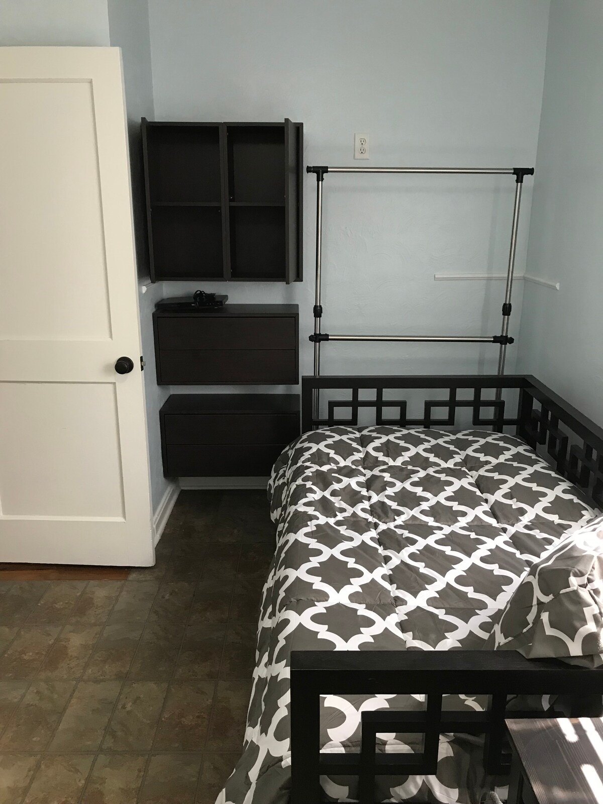 Втора спалня има рафтове на стената в Икеа, за да се увеличи максимално пространството