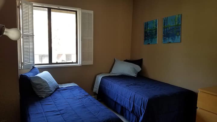 spavaća soba - 2 kreveta za jednu osobu - mnogo prostora u ormaru