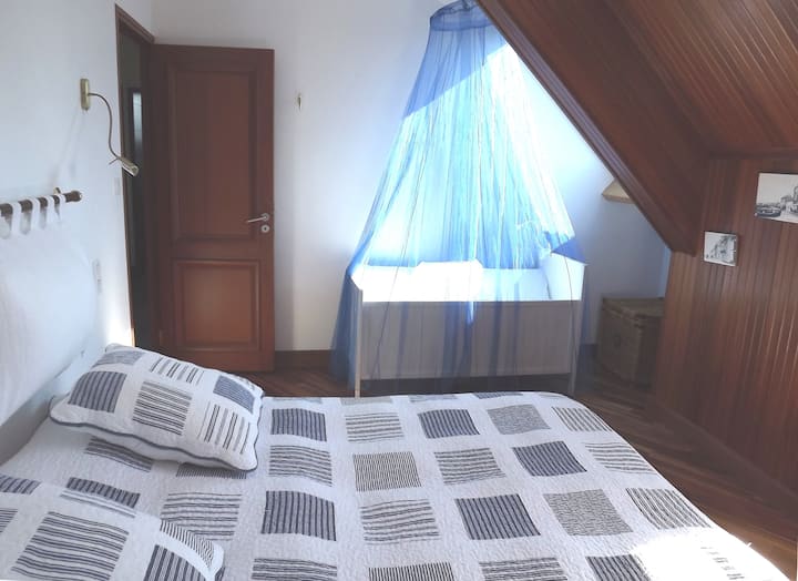 Spavaća soba 2 s bračnim krevetom i dječjim krevetom