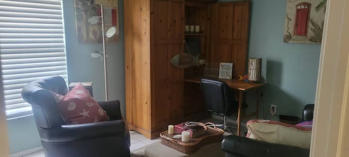 გამოყოფილი საოფისე სივრცე გამოსაწევი საწოლით გასაბერი ლეიბით ძალიან კომფორტულია! ასევე, აქვს Wii სათამაშო კონსოლი მრავალ თამაშში