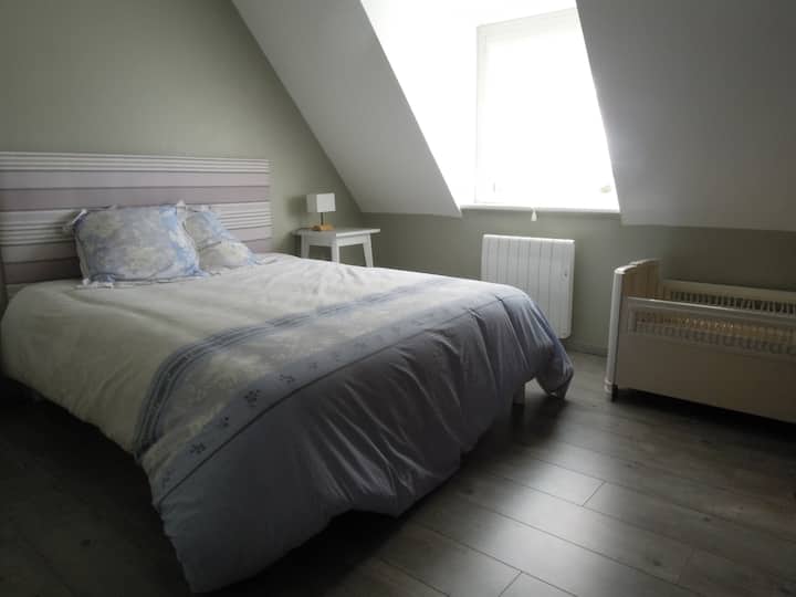 Dormitorio 3, Cama Queen size, cuna y armario