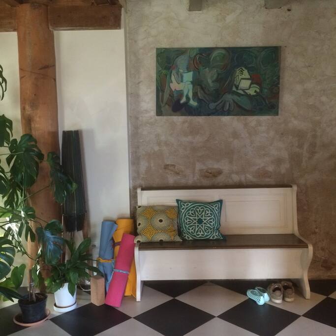 Une oeuvre d'un ami artiste, un banc , des tapis de Yoga en option.