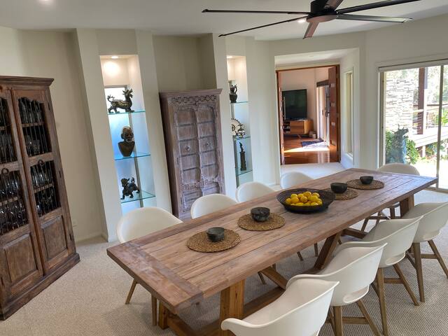 Emerald Beach Lake Front Estate. 20mt pool. Spa. gallery image 3