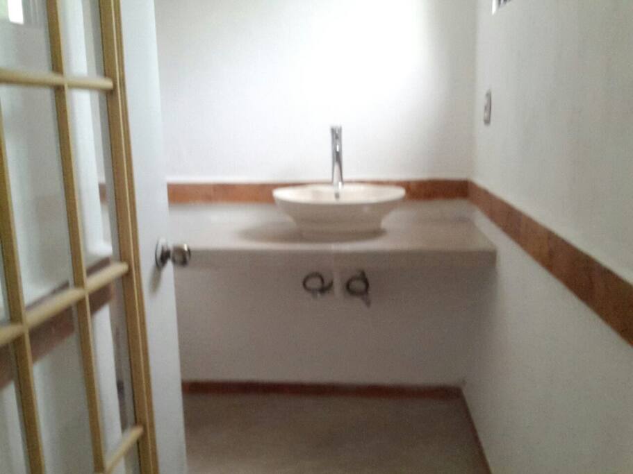 Salle de bain avec douche eau chaude toilette