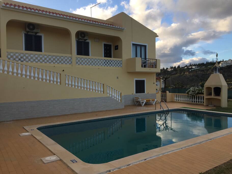 Área comum com outros hóspedes piscina com BBQ