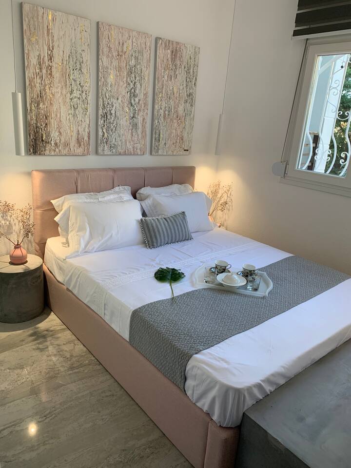 חדר שינה רומנטי עם צבעוני 