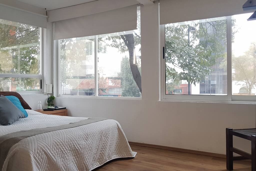 Cama qween size con suficientes almohadas para poder descansar.