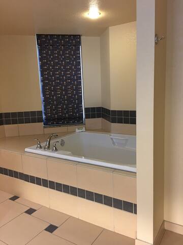 Luxury 3BD/3BA Penthouse Villa on Las Vegas Strip! gallery image 5