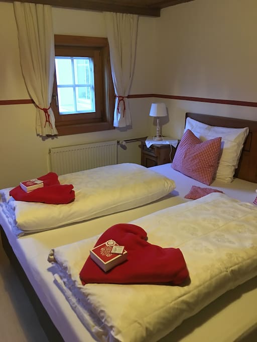Das Schlafzimmer mit Doppelbett und 2 Kinderbetten