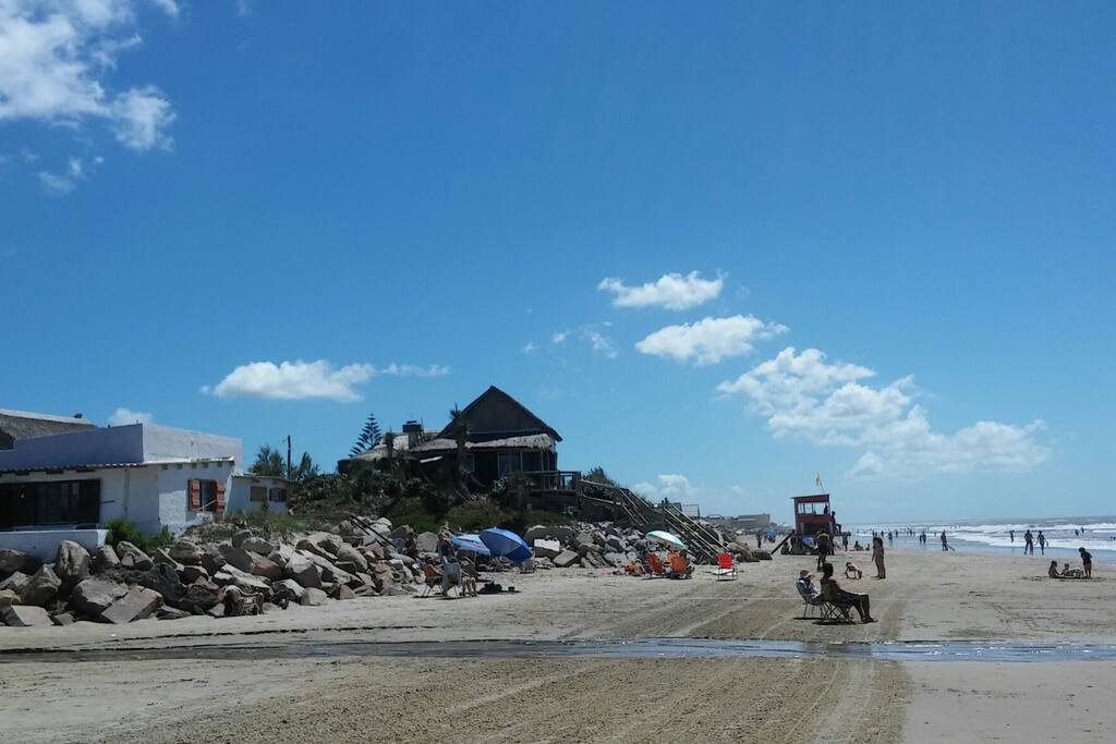 La playa amplia para caminar