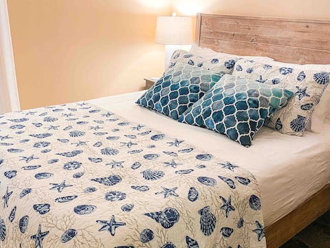 Beach gem! Hot Tub/EV/2bd/3.7mi beach/.5mi outlets