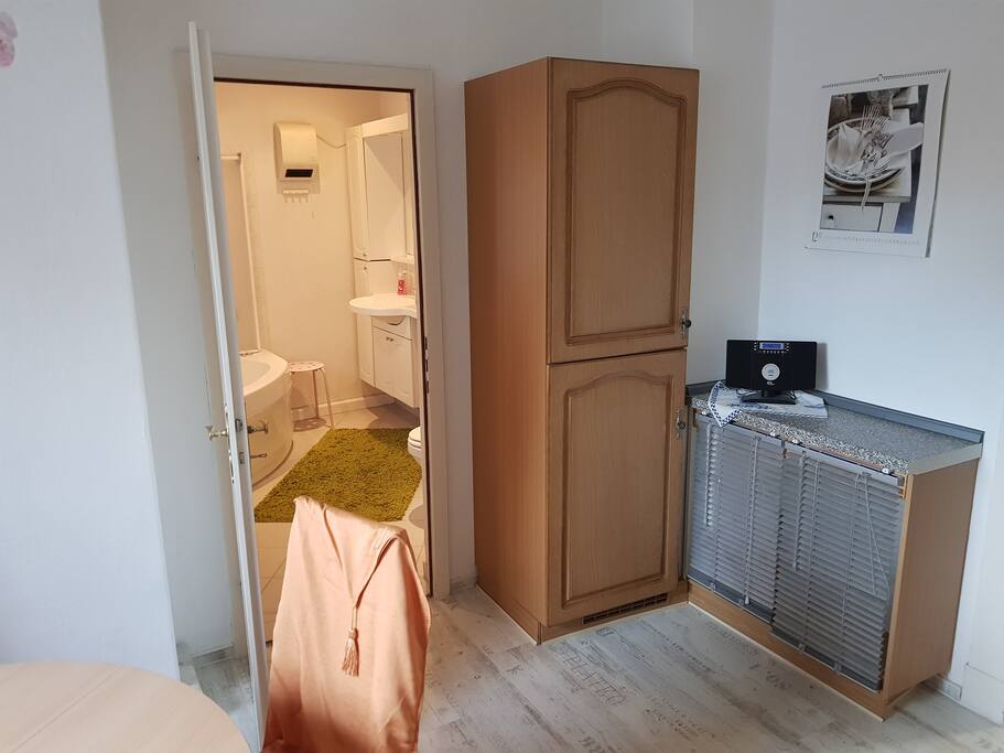 Kühl/ Gefrierkombi und Blick ins Bad