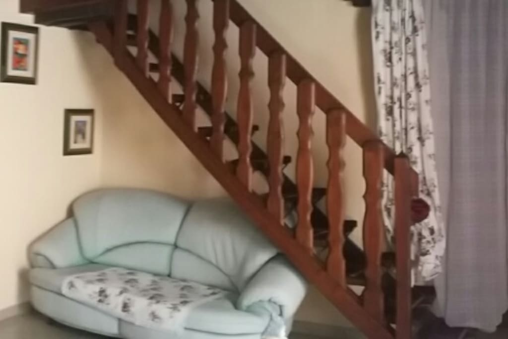 salotto con scala per camera da letto