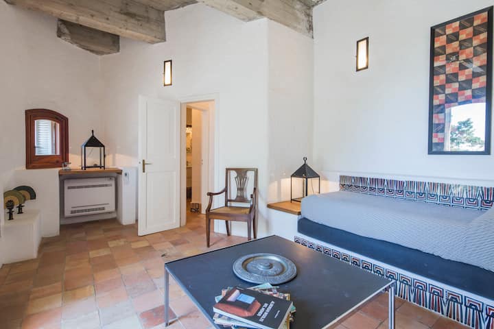 Twin bedroom with bathroom en suite