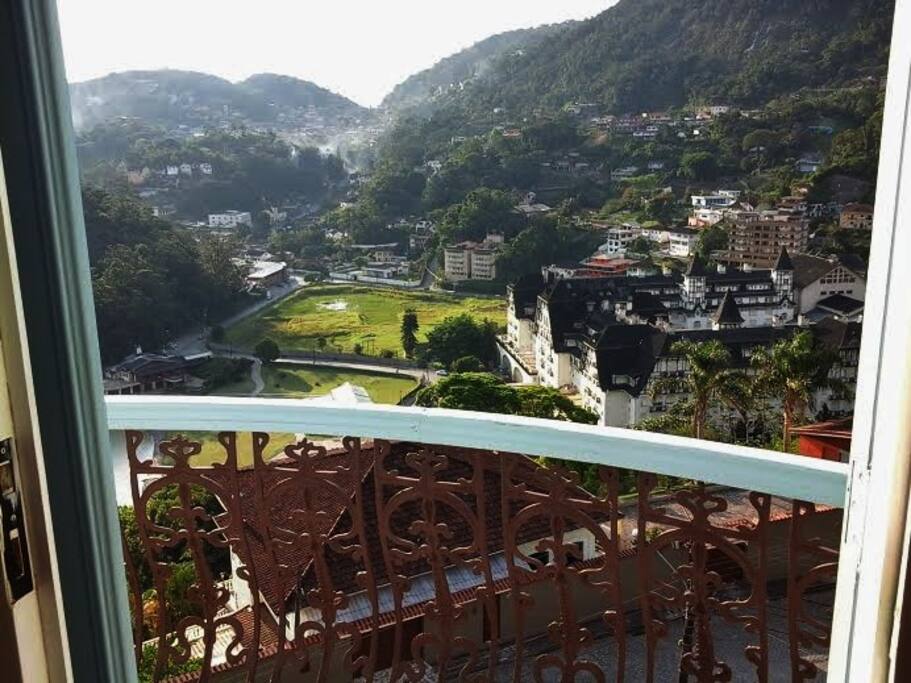 Charmosa sacada com vista para o Palácio e seu vale.